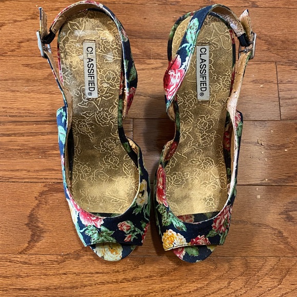 CLASSIFIED BLACK FLORAL WEDGES - Picture 2 of 8